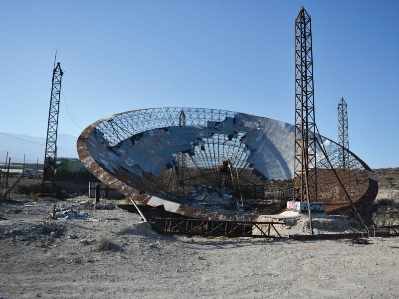 Large parabolic dish antenna structure
